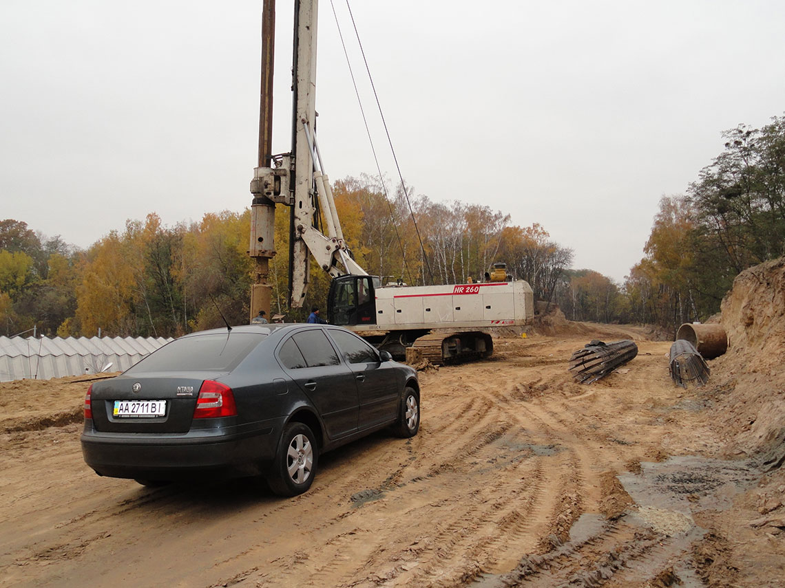 Бурение свай подпорной стены к аэропорту Жуляны (фото 2)